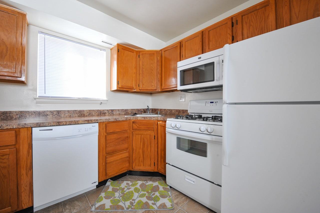 Montrose Manor - Photo 7 of 23