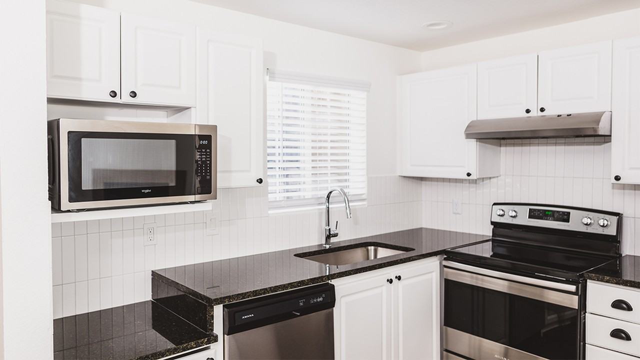 Alister Parx I - Photo 3 of 45