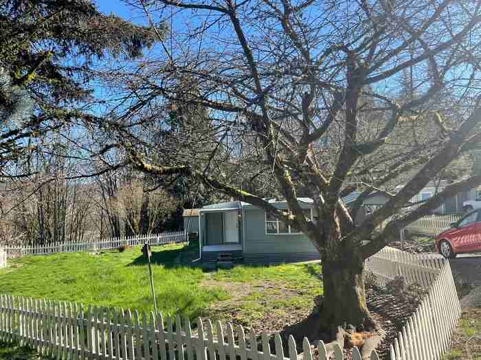 129 Camelot Dr - Photo 2 of 9