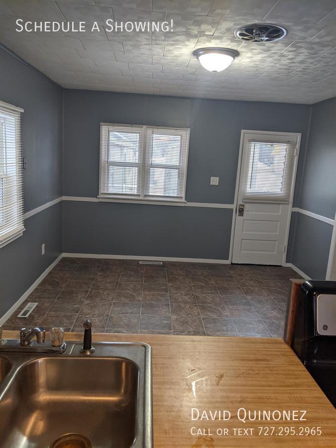 2068 Parkview Cir - Photo 2 of 9