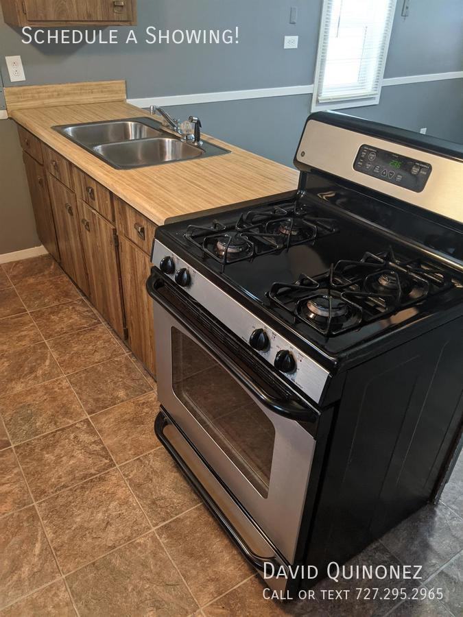 2068 Parkview Cir - Photo 3 of 9