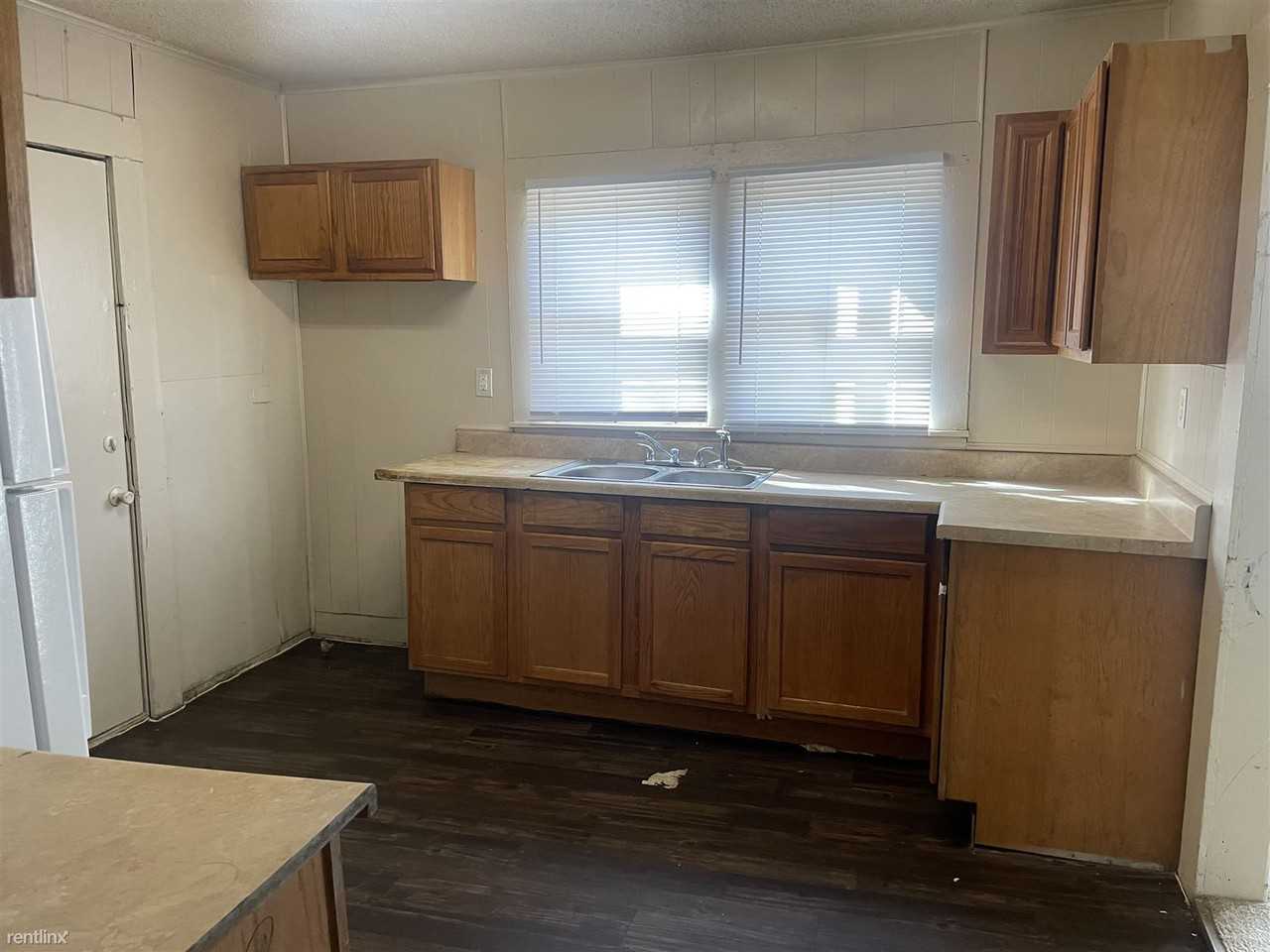 1208 E Travis St - Photo 2 of 2