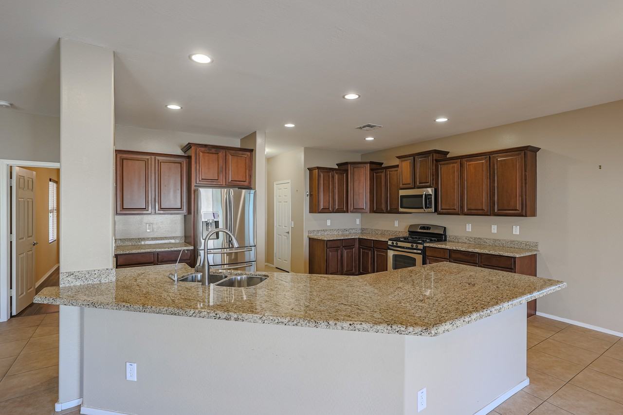 2954 E Coconino Dr - Photo 6 of 35