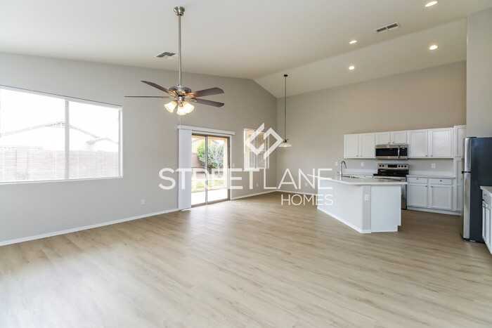 4233 E Torrey Pines Ln - Photo 2 of 15