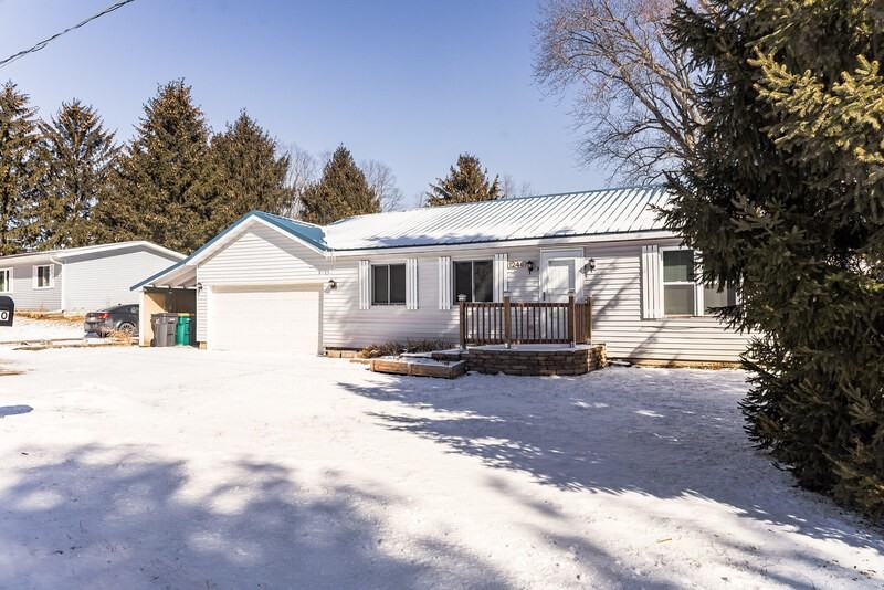 N1246 Walnut Rd - Photo 2 of 33