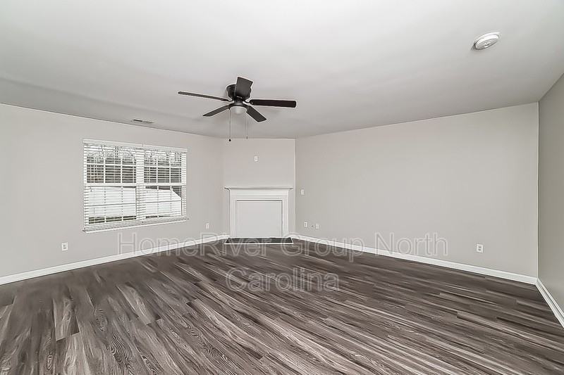 1352 Aurora Glen Dr - Photo 3 of 20