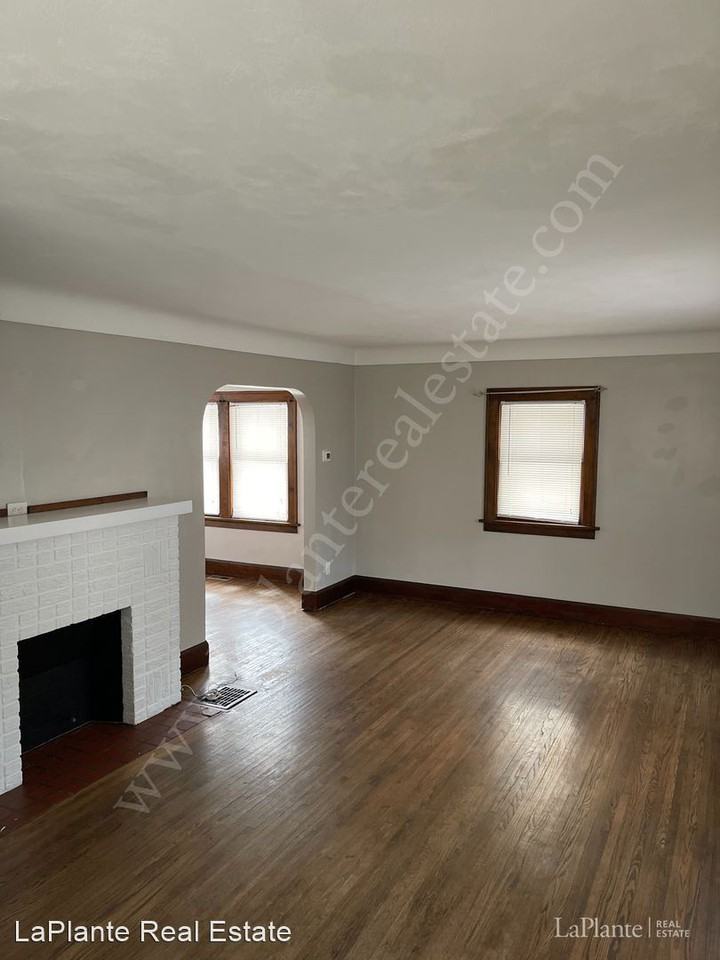 2339 Castlewood Dr - Photo 2 of 18