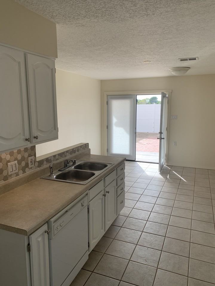 1909 Vassar Dr Ne - Photo 3 of 17