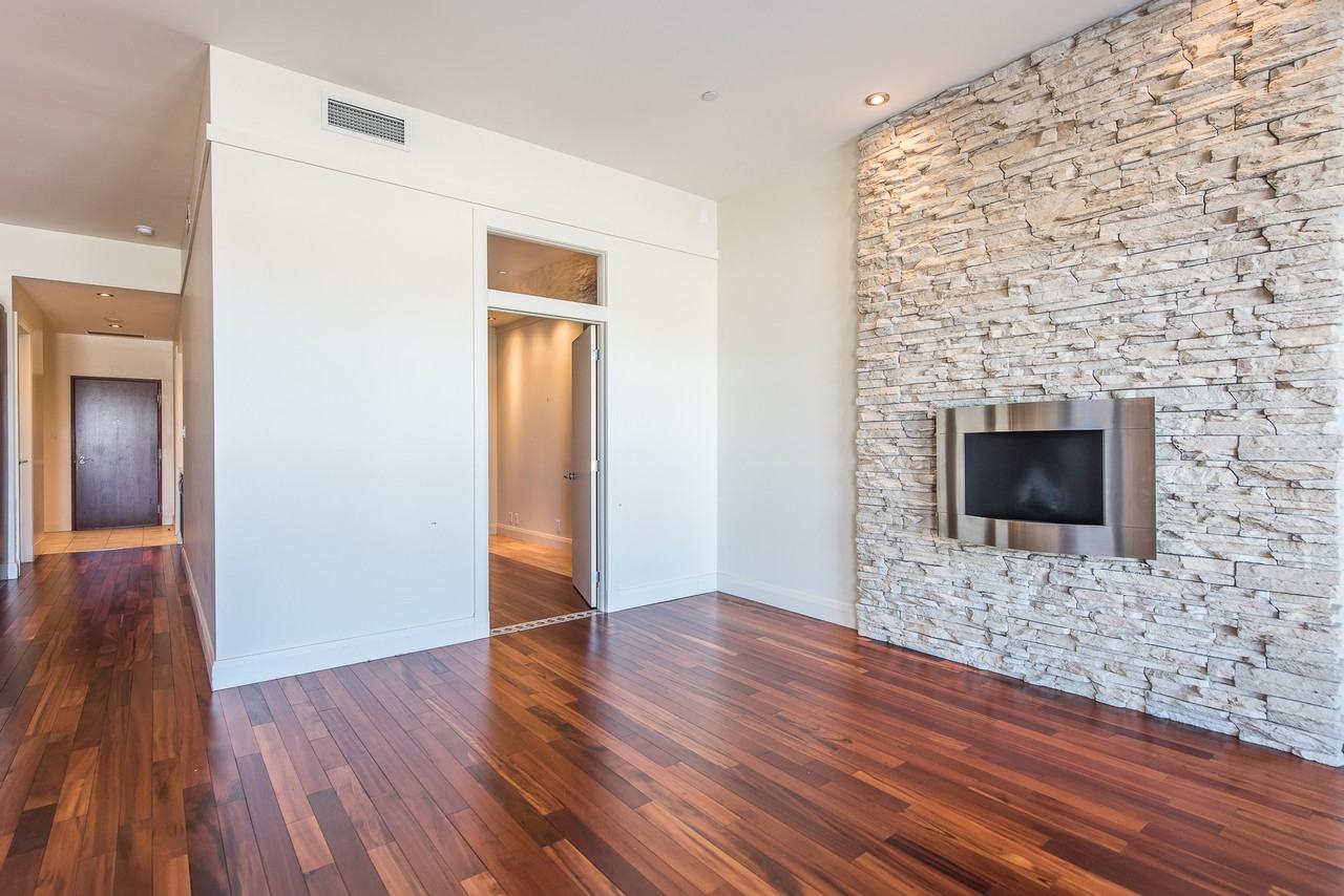 1000 Rue de la Commune Est #407