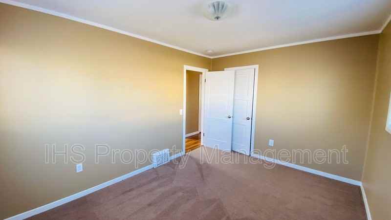 504 Delafield Ave - Photo 4 of 18