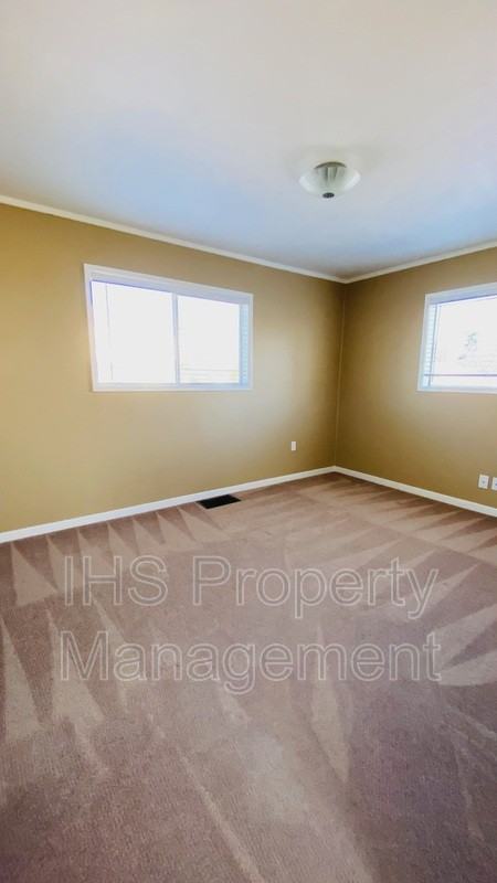 504 Delafield Ave - Photo 5 of 18