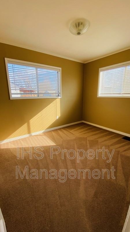 504 Delafield Ave - Photo 6 of 18