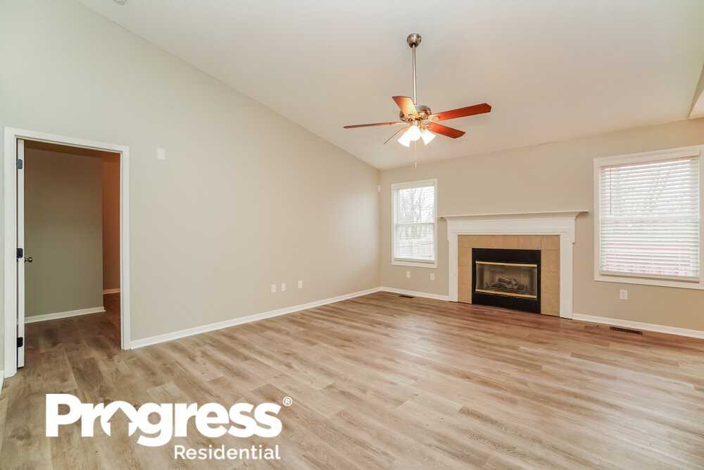 1045 Rowland Ave - Photo 3 of 10