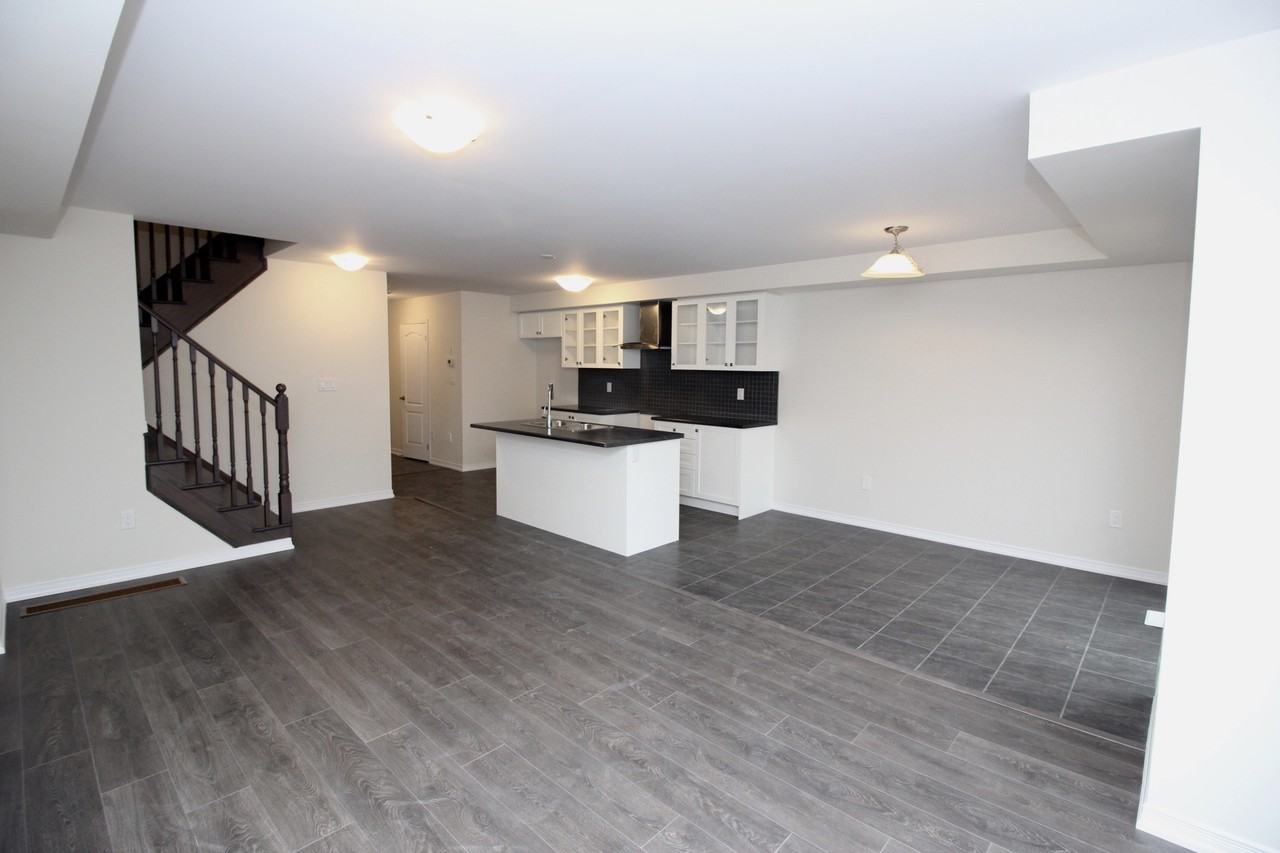 190 Esther Cres #1 - Photo 2 of 14