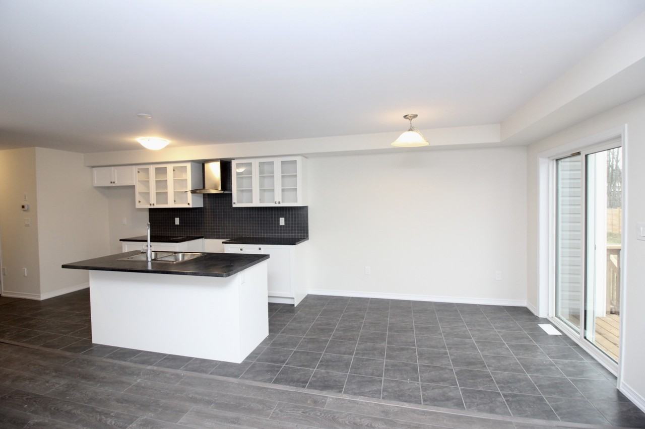 190 Esther Cres #1 - Photo 3 of 14