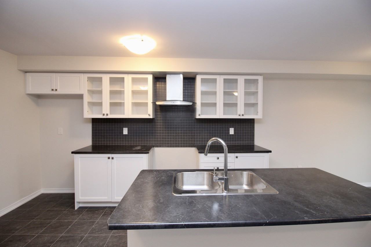 190 Esther Cres #1 - Photo 4 of 14