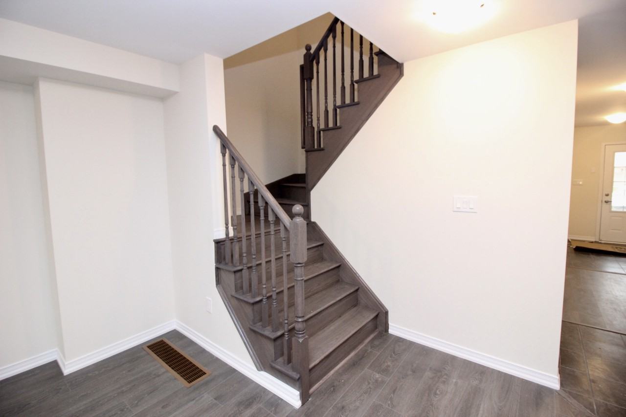 190 Esther Cres #1 - Photo 5 of 14