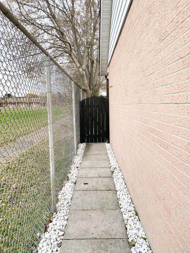 125 Fairglen Avenue - Photo 2 of 18