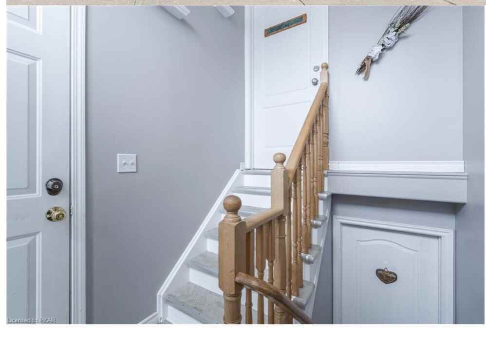 542 Clancy Cres - Photo 2 of 7