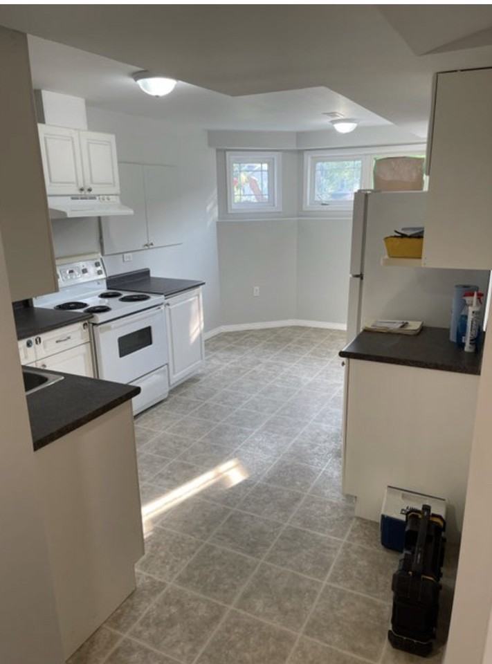 542 Clancy Cres - Photo 3 of 7