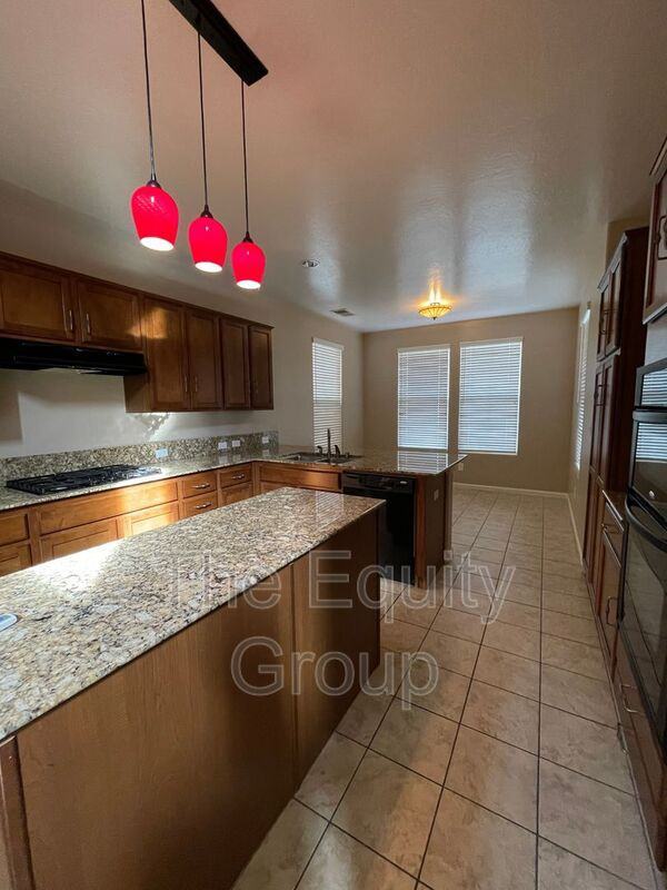 3237 N Winslow St - Photo 2 of 29