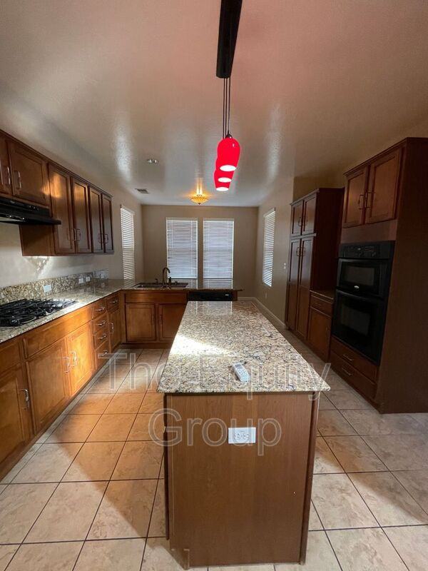 3237 N Winslow St - Photo 3 of 29