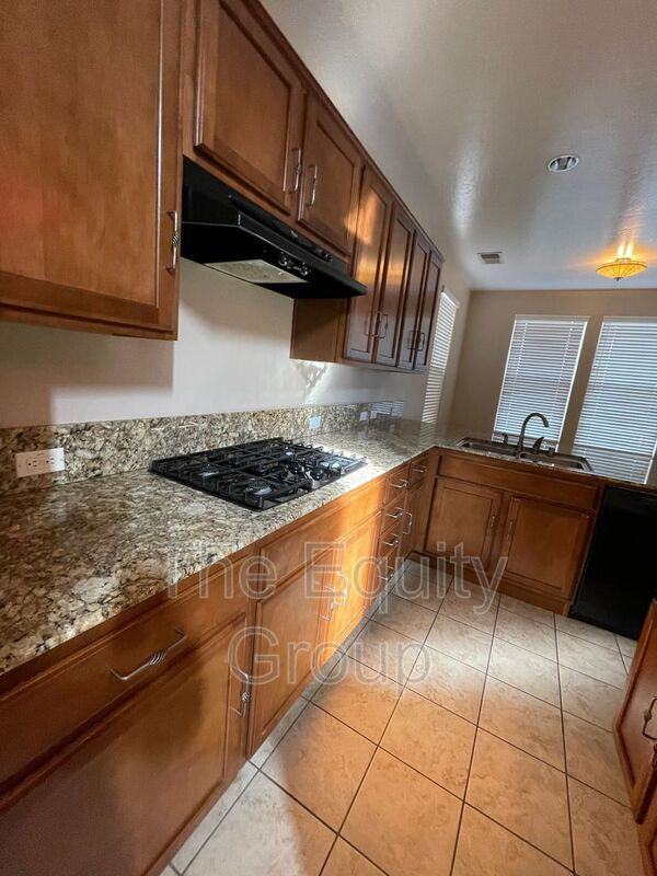 3237 N Winslow St - Photo 4 of 29