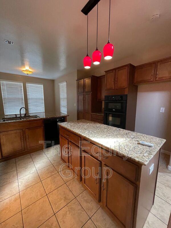 3237 N Winslow St - Photo 5 of 29