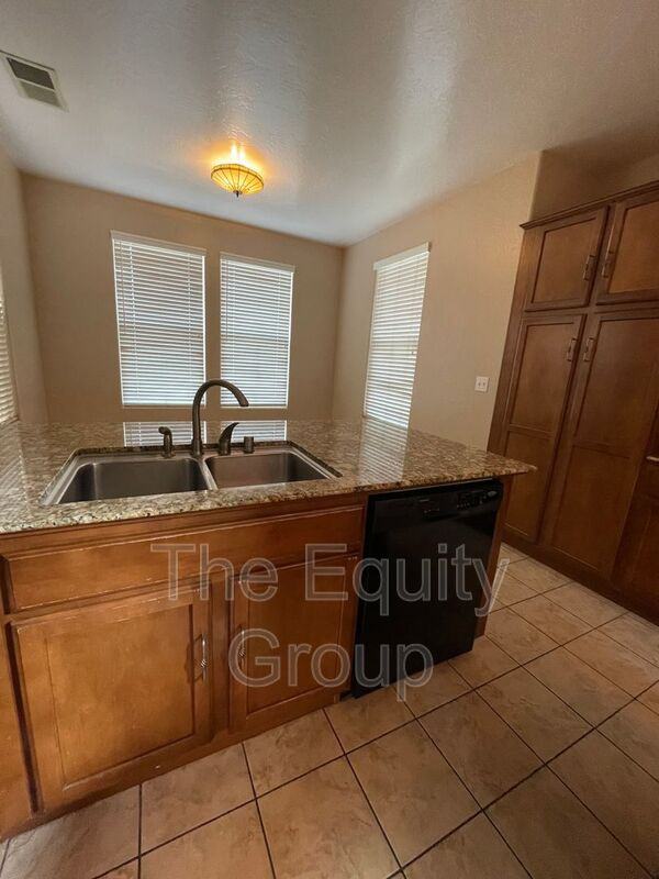 3237 N Winslow St - Photo 6 of 29