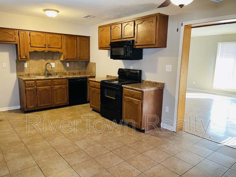 6390 Sandhurst Rd - Photo 3 of 24