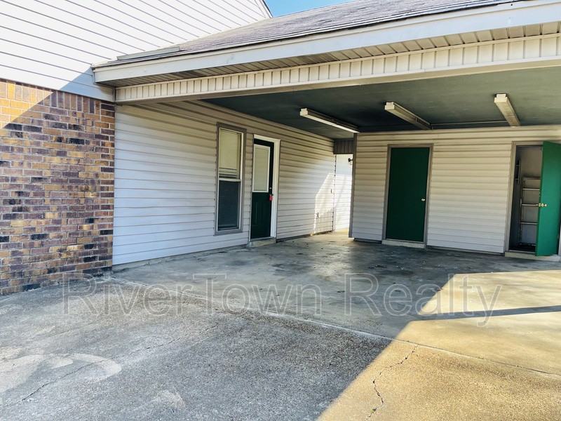 6390 Sandhurst Rd - Photo 2 of 24