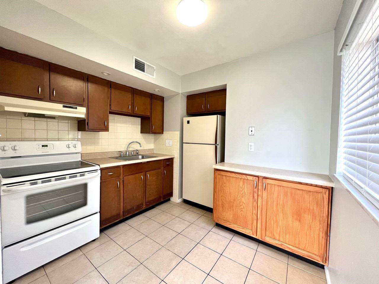 Spacious 1 bedroom - Photo 2 of 6