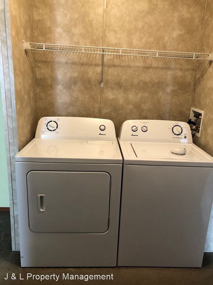 Hillcrest Manor - Photo 2 of 13