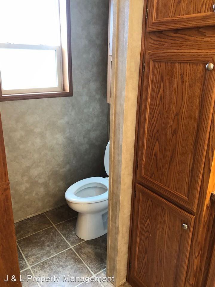 Hillcrest Manor - Photo 3 of 13