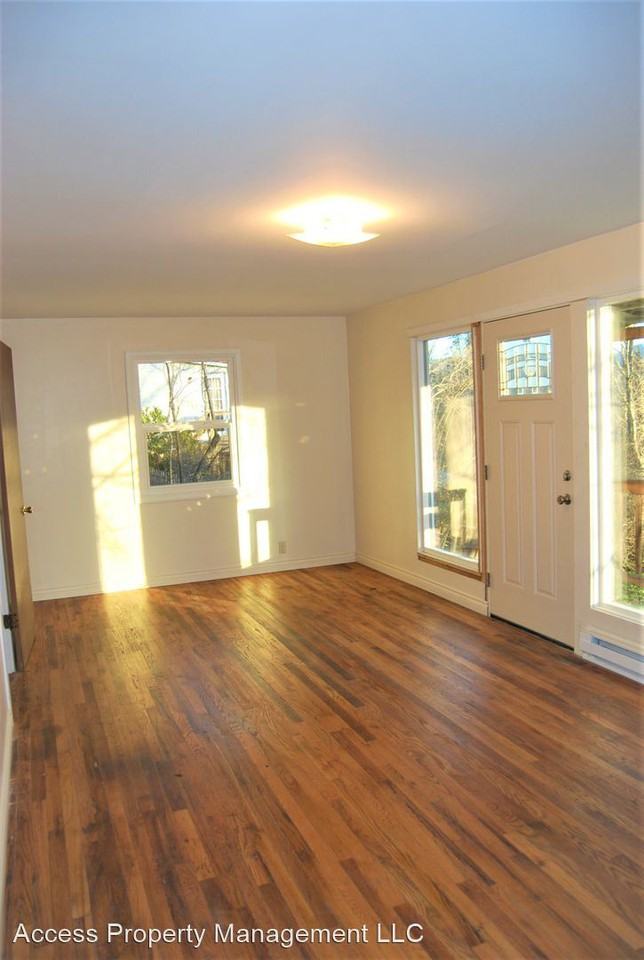 582 N Riverside Ave - Photo 3 of 10