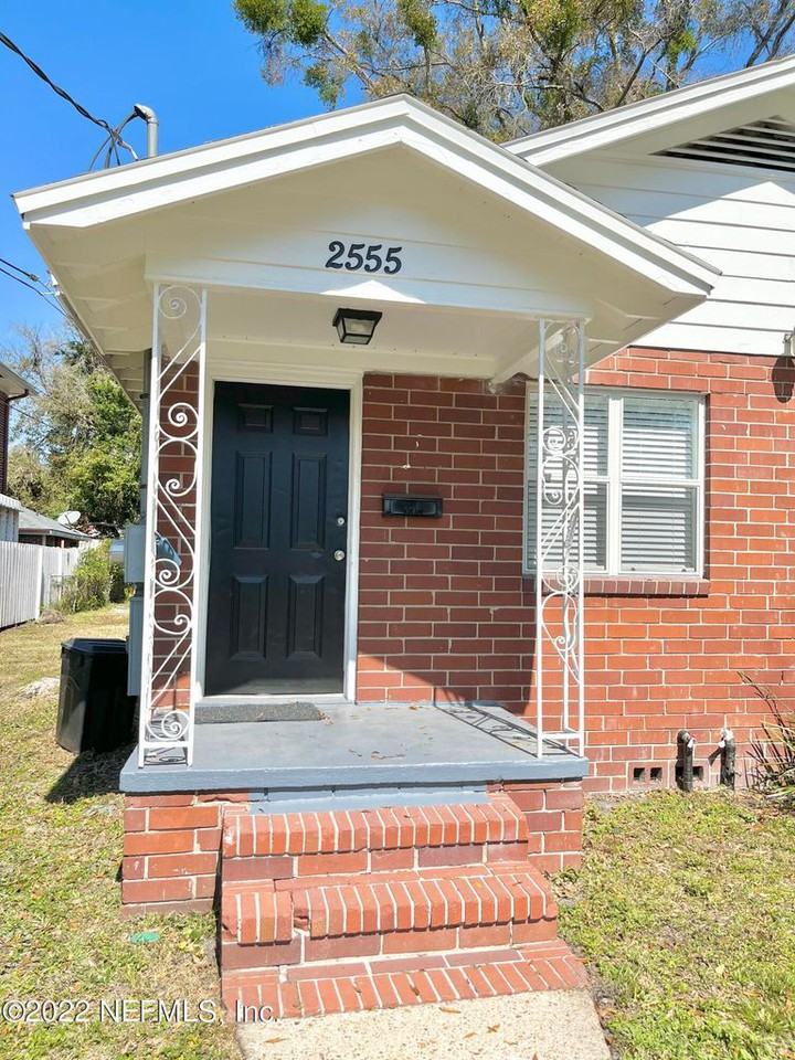 2555 Myra St - Photo 2 of 14