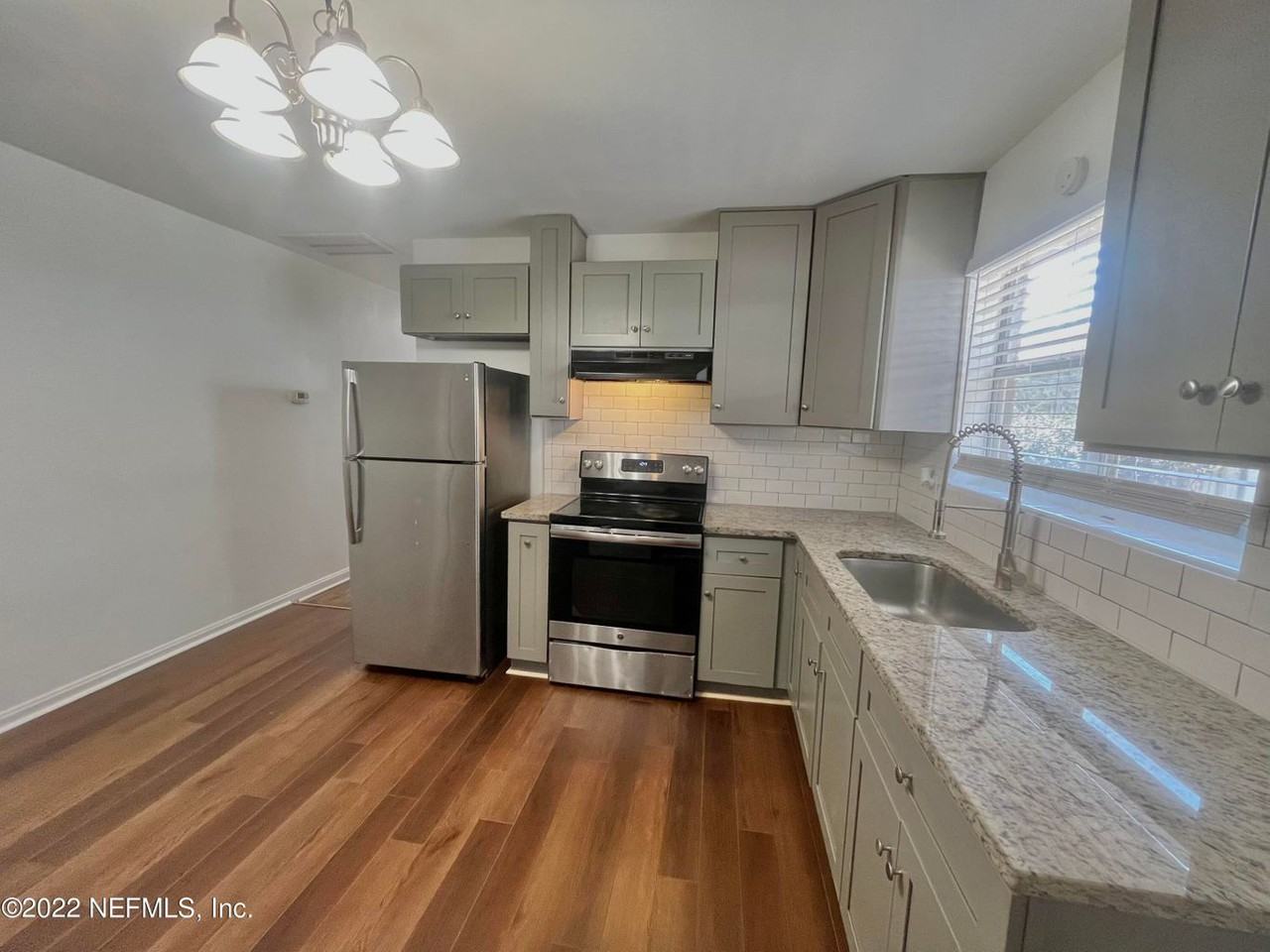 2555 Myra St - Photo 3 of 14