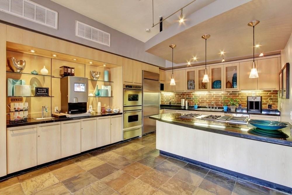 Sabine St #584W - Photo 2 of 9