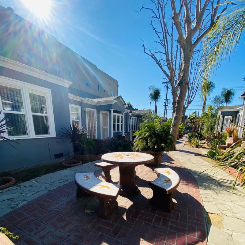 564 N Kingsley Dr - Photo 2 of 13