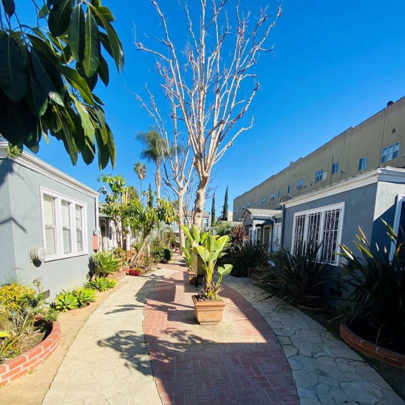 564 N Kingsley Dr - Photo 3 of 13