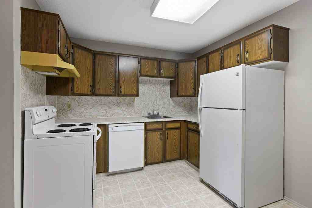 4001C 49 St NW - Photo 6 of 21