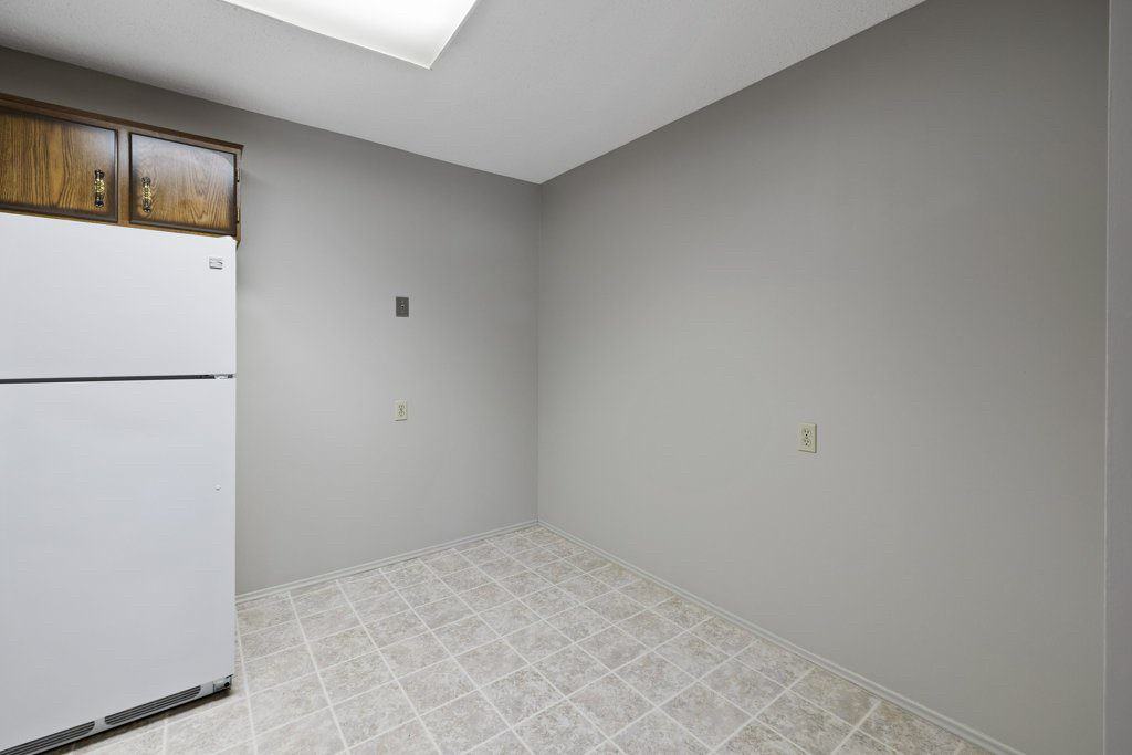 4001C 49 St NW - Photo 7 of 21