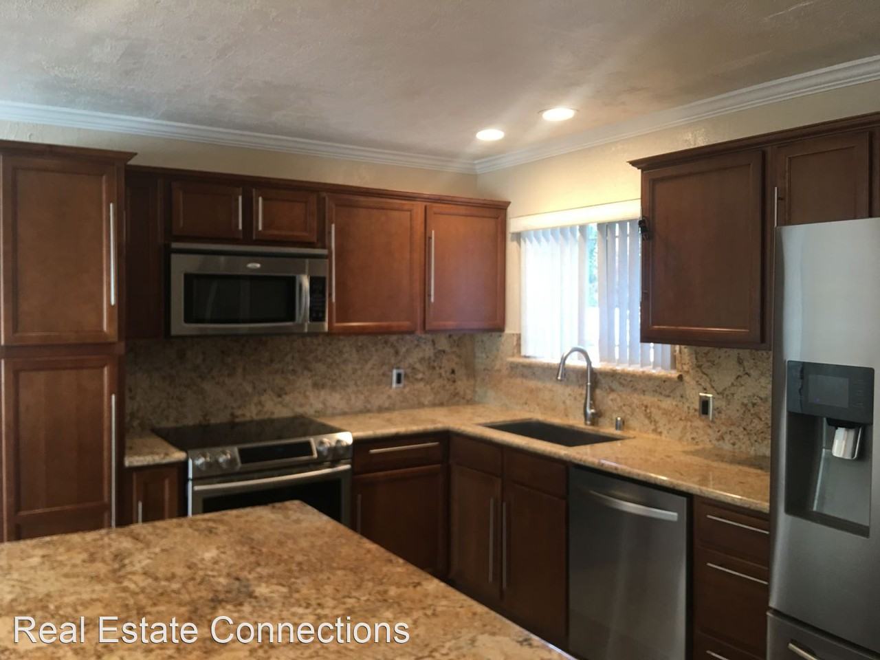 710 Menker Ave - Photo 3 of 19