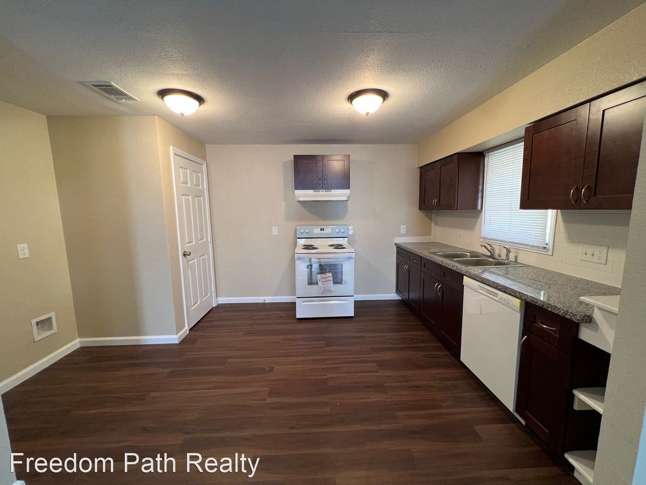 604 Tate Ave - Photo 3 of 8