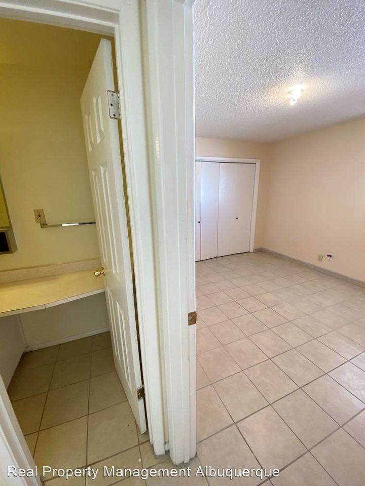 517 Palomas Dr SE - Photo 3 of 7