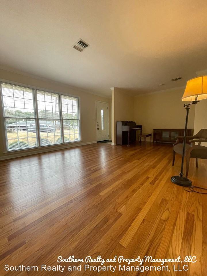 1847 Longmeadow Dr - Photo 3 of 17