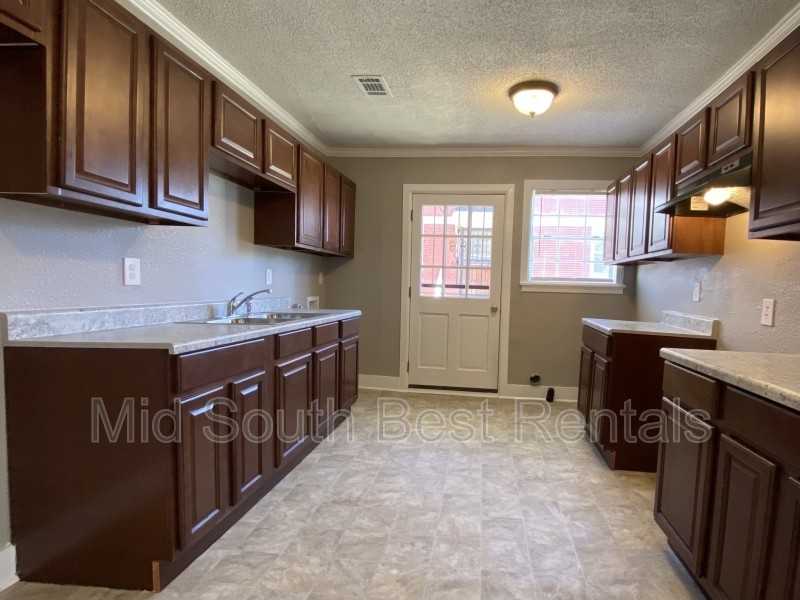 1330 Chadwick Circle - Photo 3 of 8