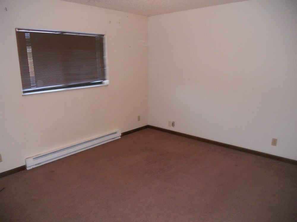 2560 Taylor Ln - Photo 3 of 4