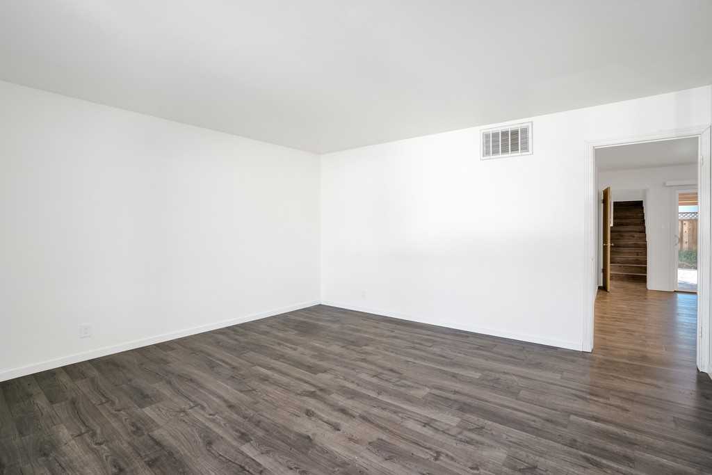 1087 Nottingham Pl - Photo 3 of 17