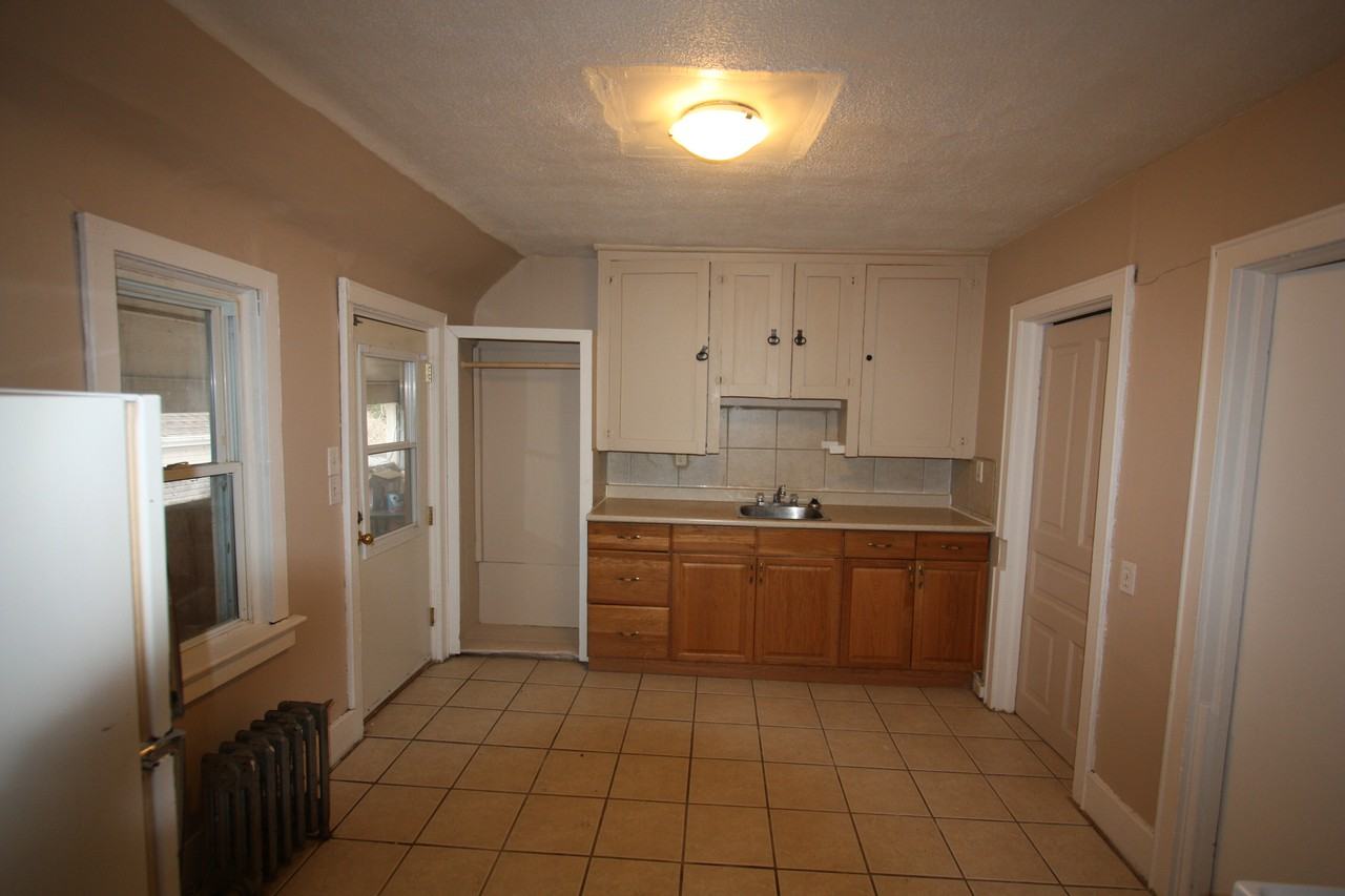 401 Russell St S #3-2 Bdrm - Photo 3 of 8